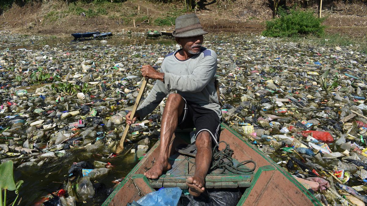 Warga Cari Botol Plastik di Sungai Citarum untuk Dijual