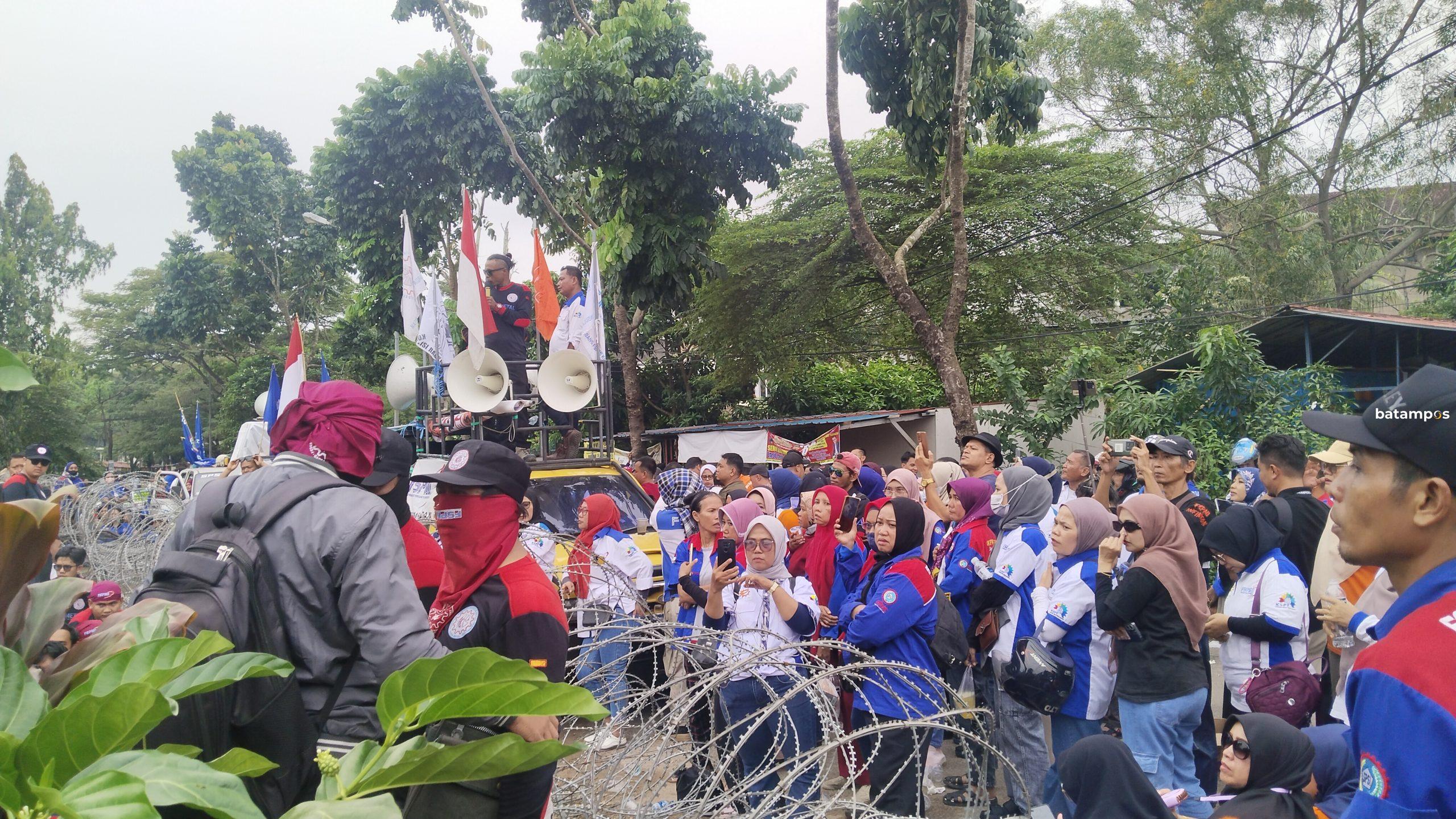 Ratusan Buruh Gelar Aksi di Gedung DPRD KBB Tuntut Kenaikan Upah 15 Persen