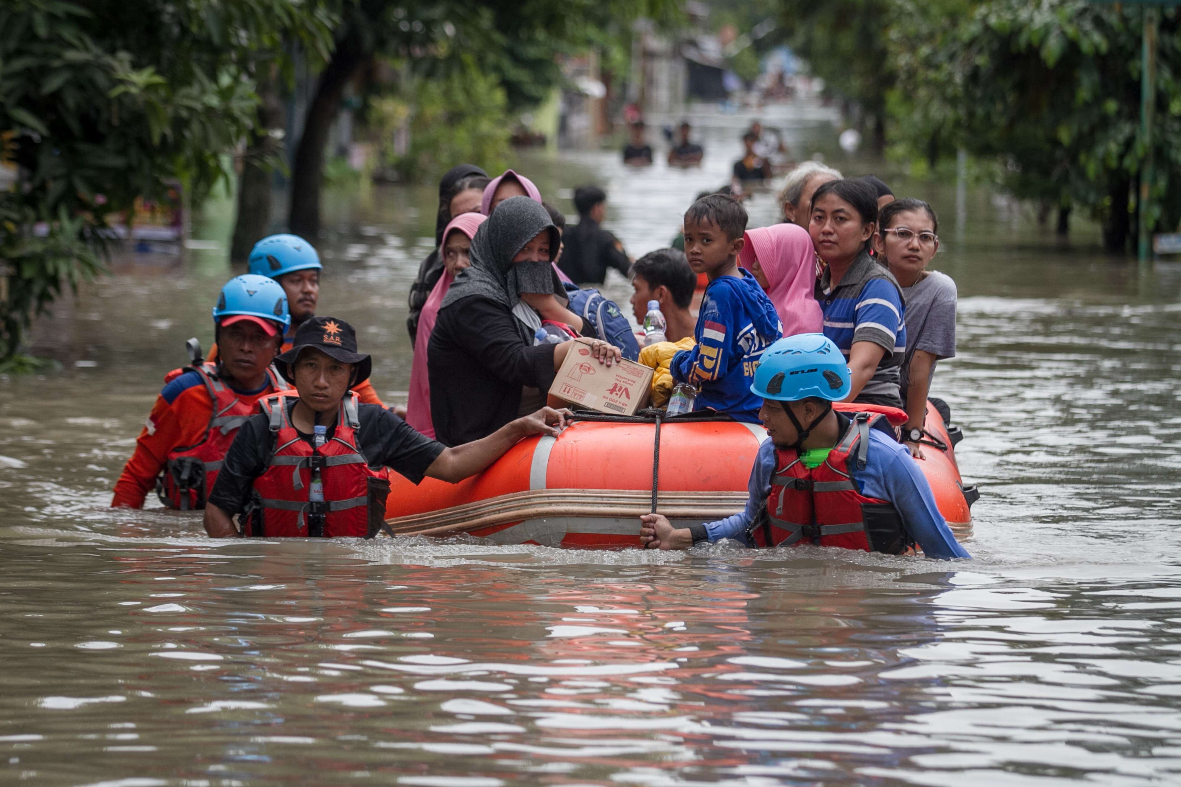 Ratusan Rumah di Cipatik Bandung Barat Terendam Banjir, Warga Mengungsi ke Masjid