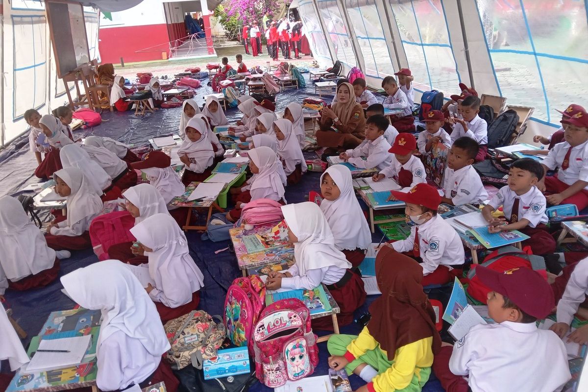Kelas Roboh Tak Kunjung Diperbaiki, Siswa SD di Cipatat Belajar Bergilir