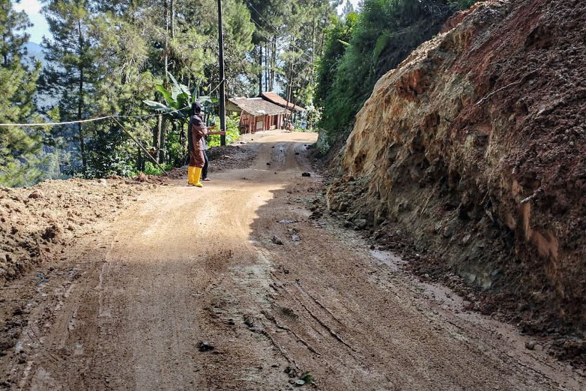 Akses Jalan Longsor di Sindangjaya Bandung Barat, Pemkab Diminta Turun Tangan Cepat