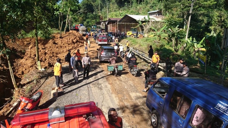 Tebing Longsor 20 Meter Timpa Pondok Pesantren di Bandung Barat, 1 Santriwati Meninggal