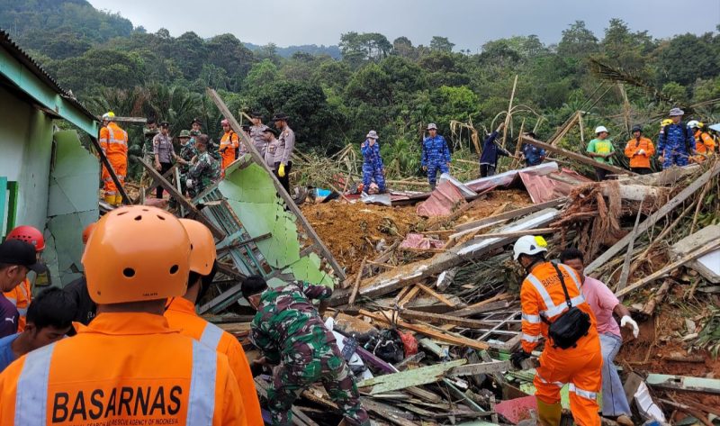 Longsor Tutup Jalan Raya di Cililin, Akses Nangerang–Karyamukti Lumpuh Total