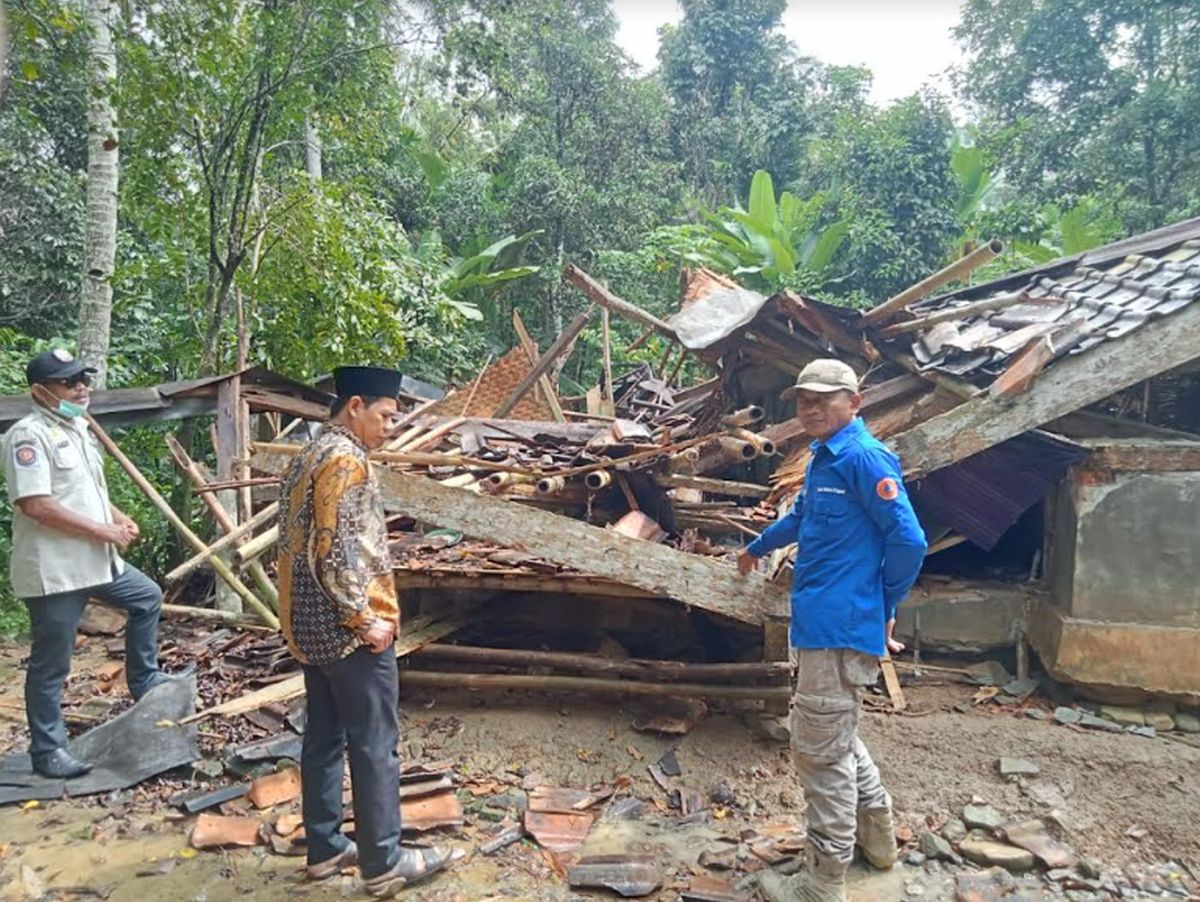 Angin Kencang Rusak Puluhan Rumah di Campakamekar Bandung Barat, Warga Bersihkan Kerusakan