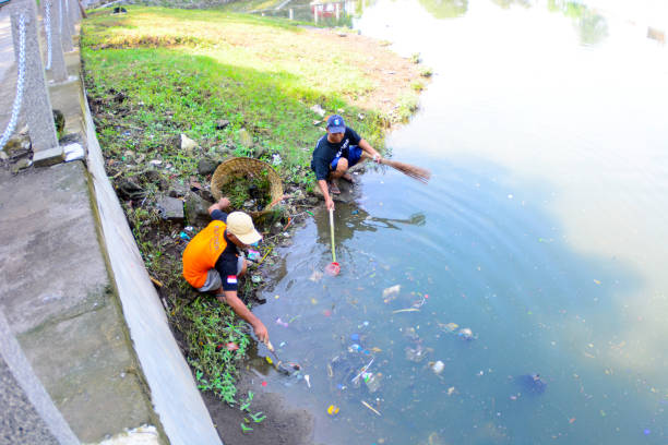 Warga KBB Mulai Galakkan Kegiatan Bersih Sungai Cegah Banjir Musim Hujan