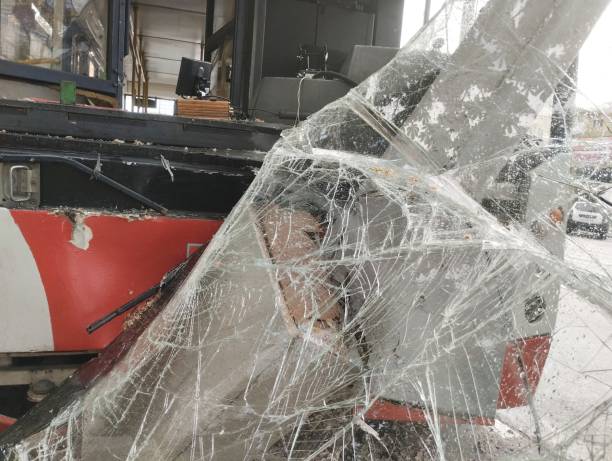 Tragis! Pemotor Tewas Terjepit di Kolong Bus Pariwisata Usai Tabrakan di Bandung Barat