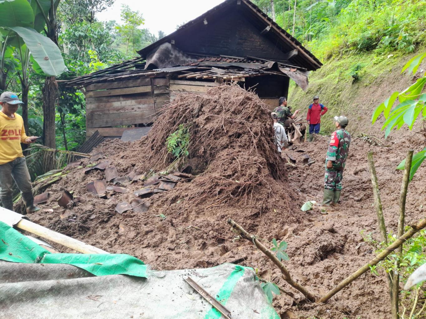 7 Titik Longsor Tutup Jalan Ciputri Lembang, Akses Warga Sempat Terputus