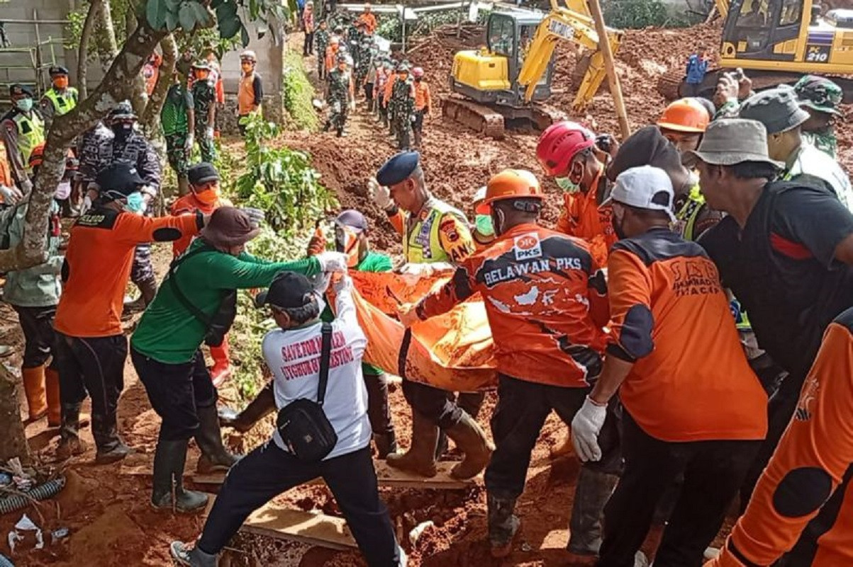 Operasi SAR Longsor Cisarua Hari Kesembilan, Pemkab Bandung Barat Pastikan Evakuasi dan Identifikasi